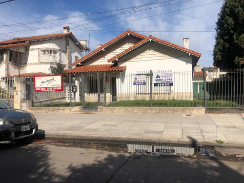 Casa En Venta 4 Ambientes Con Jardín Amplio, Pileta Y Cochera