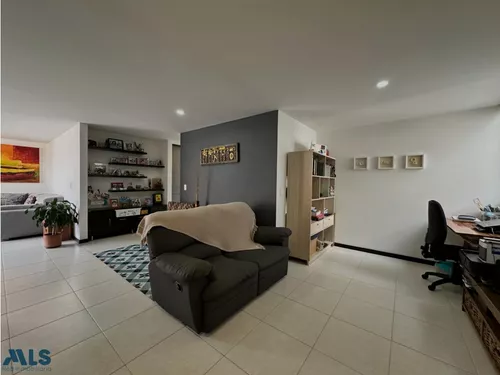 Apartamento Con Comodos Espacios En Sabaneta(mls#250053)
