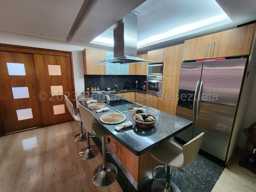 Hermoso Apartamento Totalmente Remodelado Con Finos Acabados Y Espacios Abiertos Lld