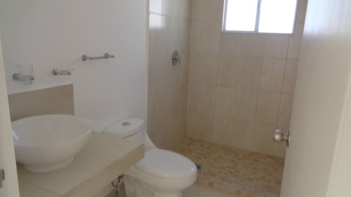 Casa Sola, Amplia ,en Renta, De 2 Niveles,de 2 Recamaras, 2 1/2 Baños, 2 Estacionamientos, Terraza Con Pérgola, Amenidades, Fraccionamiento Real Madeira Fase Iv, Pachuca De Soto, Hidalgo