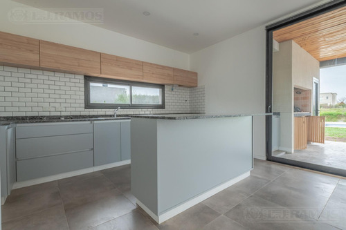 Casa 4 Ambientes En El Canton Golf - Pg