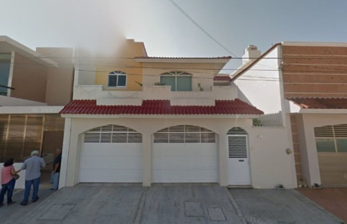 Propiedad Con Cochera Cerrada Para 2 Autos. Cuenta Con Amplias Recámaras Y Patio Trasero. A Dos Cuadras De Uvm Veracruz Y A Sólo 5 Minutos De Walmart, Costco, The Home Depot Y Office Depot. Muy C