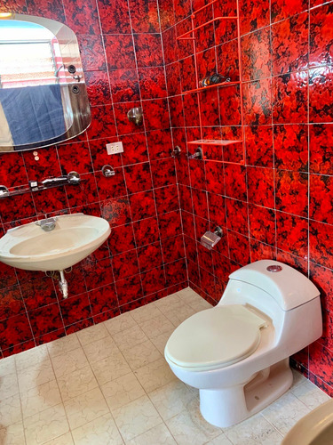 Imagen 6 de 7 de Agradable Qta. En Venta En Urb. Prados Del Este.