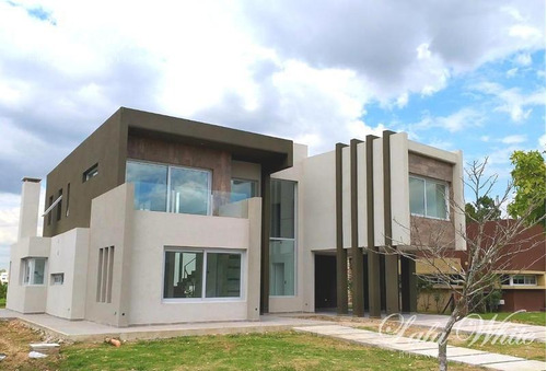 Imagen 1 de 17 de Venta - Casa En Los Naranjos