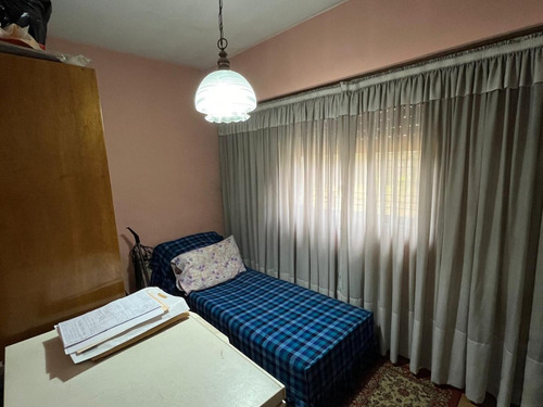 Excelente Chalet De Dos Dorm. Sobre Amplio Lote