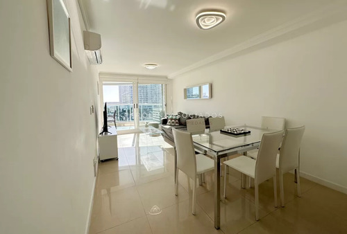 Apartamento En Venta De 2 Dormitorios En Casino Tower, Punta Del Este.