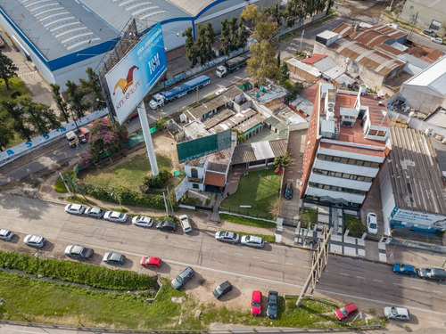 Casa Apta Comercial Sobre Colectora Con Carteles De Publicidad
