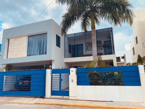 Casa Ubicada En El Residencial Las Orquideas, La Romana