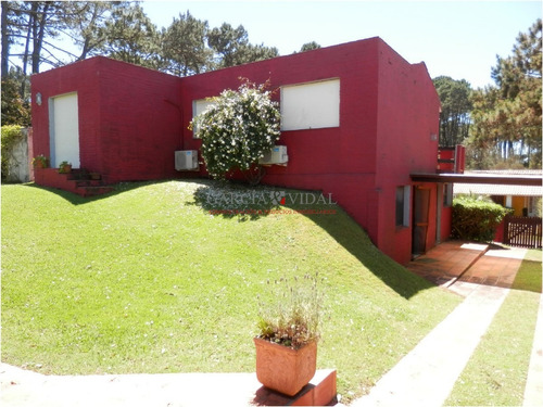 Alquiler Temporario De Casa 3 Dormitorios En Rincón Del Indio, Punta Del Este. - Ref: 2393