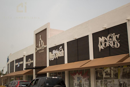 Impecable Local En Plaza Santa Ana, Amplísimo Y Mezanine