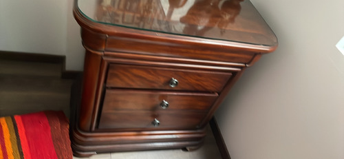 Juego De Dormitorio De Madera Importado En Excelentes Estado (Usado)