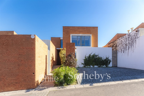 Casa En Venta De 4 Dorm. En Lo Barnechea