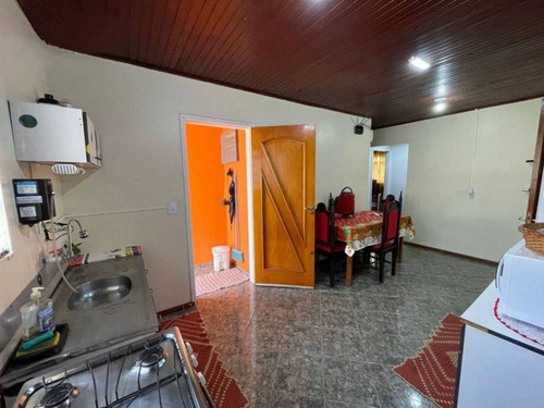 2 Casas No Mesmo Patio Com Muros Altos Separando