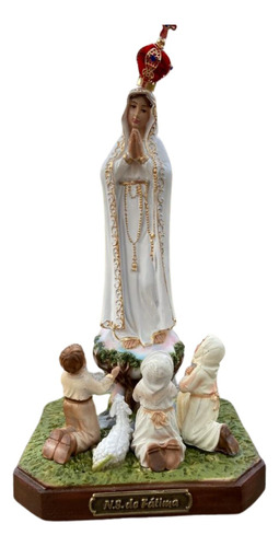 Nossa Senhora De Fátima Com Pastores 25cm Resina C/ Coroa