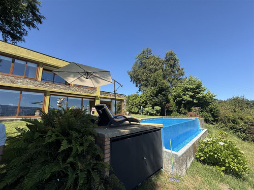 Casa En Venta De 4 Dorm. En Pucón, Los Riscos