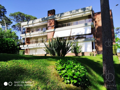 Imagen 1 de 17 de Apartamento De 3 Dormitorios Y Parrillero Propio En Playa Mansa, Punta Del Este- Ref: 54587