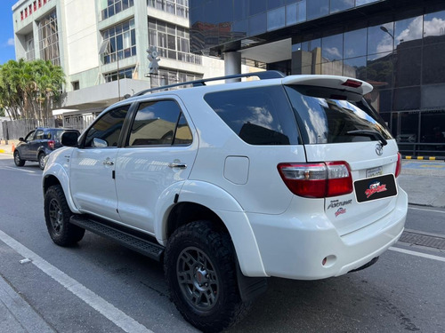 Imagen 3 de 11 de Toyota Fortuner 2011