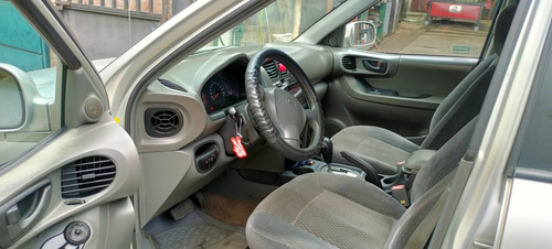 Imagen 2 de 4 de Hyundai Santa Fe Jeep