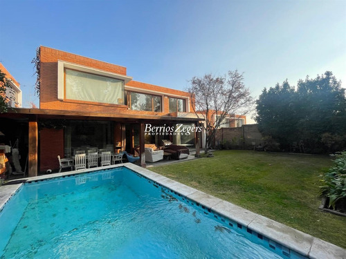 Casa En Venta De 4 Dorm. 4 Baños En Condominio En Las Condes