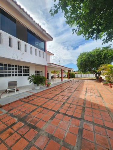 Casa En Venta En Playa El Agua, Calle Mira Linda
