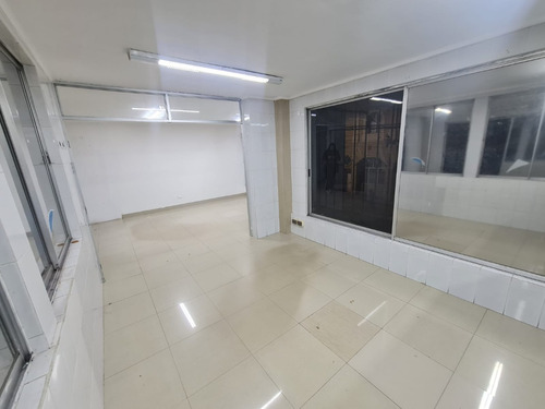Se Arrienda Local Comercial A Pasos De Plaza De Los Héroes.