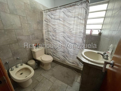 Horizonte - El Marques 25-22580 Para Actualizar. Amplia Casa Con Excelente Distribucion En Una Urbanizacion Tranquila Y Cerrada Con Vigilancia.