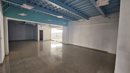 Local Con Terraza Privada Ubicado En El 1er Nivel En Piantini, Santo Domingo