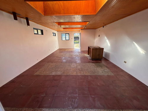 Amplio Local Comercial En Zona Estratégica (165962)