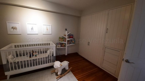 Imagen 13 de 22 de Mls #21-15978 Amplio Y Bello Apartamento Remodelado Con Vista Al Avila, Aproximadamente 7 Metros De Terraza Cubierta. Tiene 30 Puestos De Visitantes. Afm