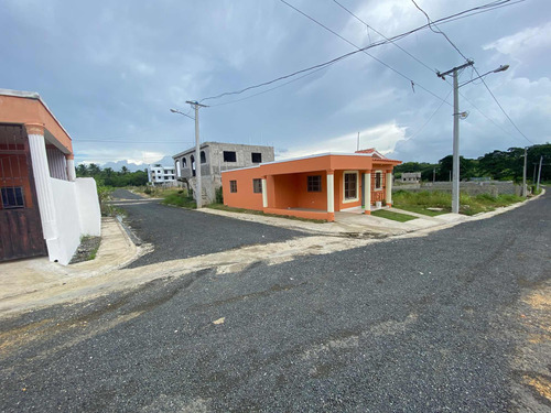 Solares En Residencial Habitado De 193 Mts2