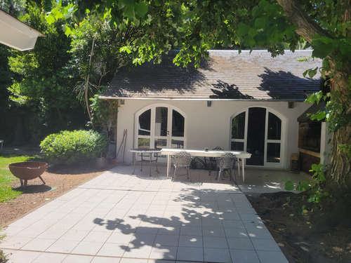 Casa De Estilo En Barrio Parque