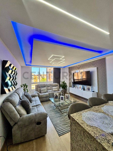 En Venta Penthouse De Esquina En El C. R. Marina Del Rey
