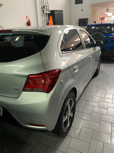 Imagen 3 de 11 de Chevrolet Onix 2018 1.4 Ltz 98cv