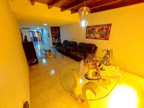 En Venta Amplio Townhouse En Res Puerto Morro Av. Américo Vespucio