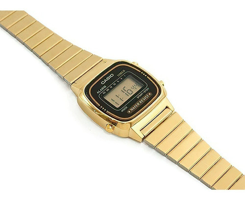 Imagen 6 de 8 de Reloj de pulsera Casio Youth LA670 de cuerpo color dorado, digital, para mujer, fondo negro, con correa de acero inoxidable color dorado, dial negro, minutero/segundero negro, bisel color dorado y hebilla de gancho