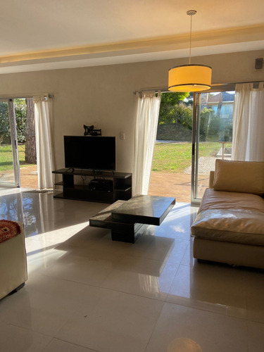 Casa Moderna De 3 Dormitorios + Dependencia. Amplio Garaje. Jardín Con Diferentes Niveles