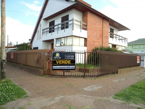Imponente Chalet En Esquina - Longchamps