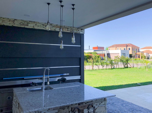 Propiedad Con Detalles De Categoría En Don Joaquin, Canning