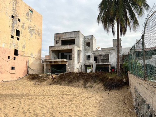 Terreno Con Construcción A Pie De Playa En Venta