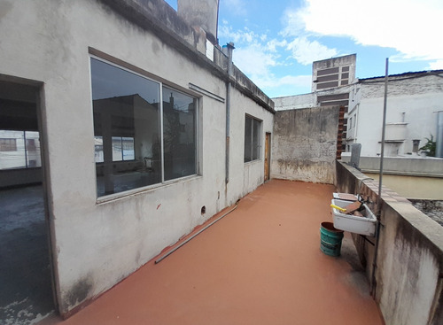 Consultorio En Planta Alta C/patio. A Mts De Av. Mitre