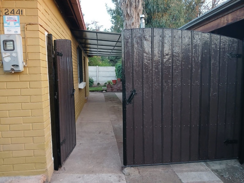 Casa De Un Piso Aislada, 3 Dormitorios Closets, 2 Baño, Ampl
