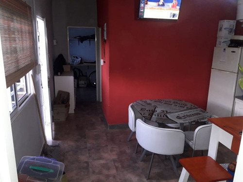 Casa En Block Con Entrada De Autos Y Dos Dptos. Al Cfte.
