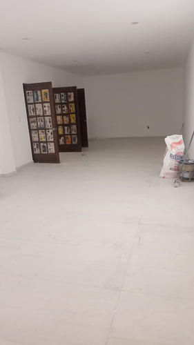 Preciosa Residencia En Misión San Jerónimo, 5 Habitaciones, Sótano, 6.5 Baños..