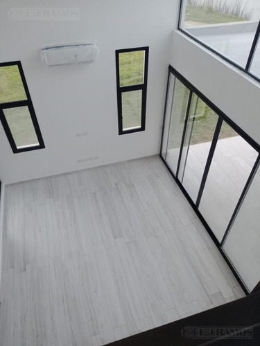 Casa Al Lago En Venta En El Barrio Acacias, Puertos / Escobar
