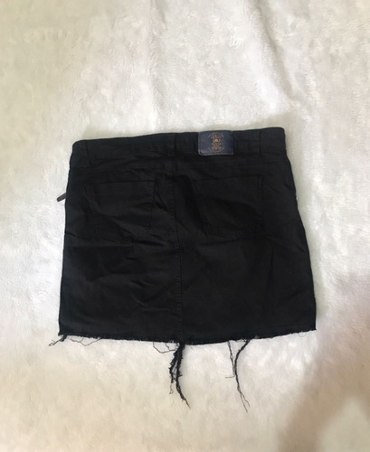 Imagem 2 de 2 de Saia Preta Jeans Feminina Plus Size Desfiada E Curta