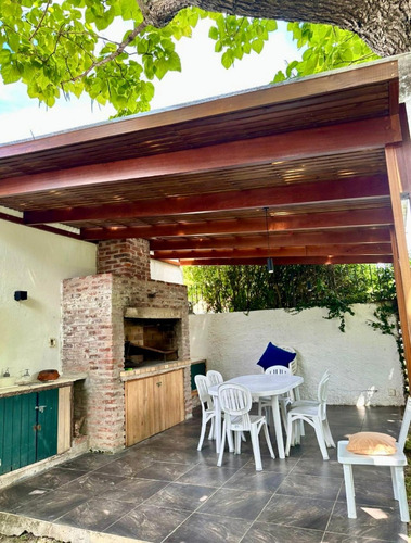 Casa Con Fondo Parada 8 A 150 Metros De Playa Mansa
