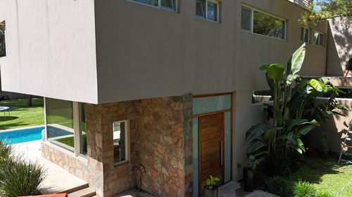 Casa 5 Ambientes Estilo Moderno - Parque Leloir