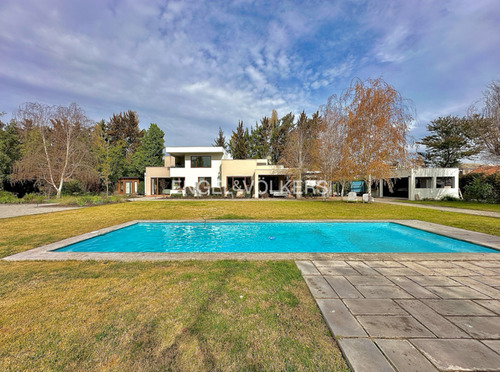 Casa En Parcela Con Gran Jardín No Perimetral