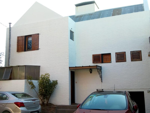 Casa En Venta - 2 Dormitorios 2 Baños - 180mts2 - Tolosa, La Plata