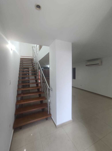 Townhouse En Alquiler El Castaño Maracay